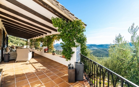 Porche amueblado con vistas